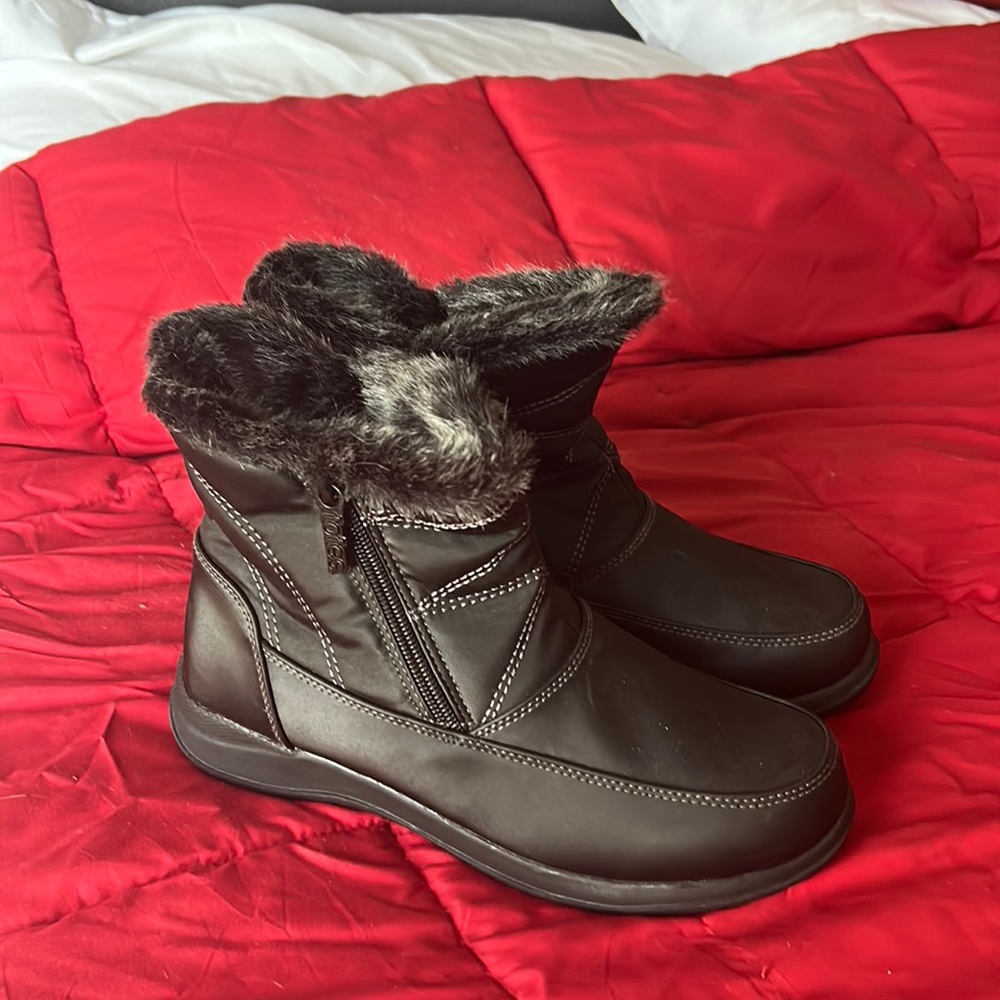 Brand new shoes without box . Faux fur inside keep ur feet warm. Water resistant